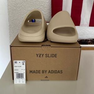 Yeezy Slides, Bone